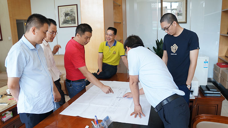 廣東隆玻科技集團專家們正在作設備安裝前的籌劃工作