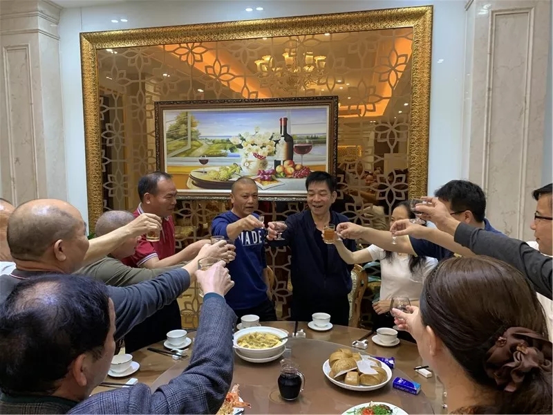 薪火相傳 開廠功勛員工退休隆玻溫情送別