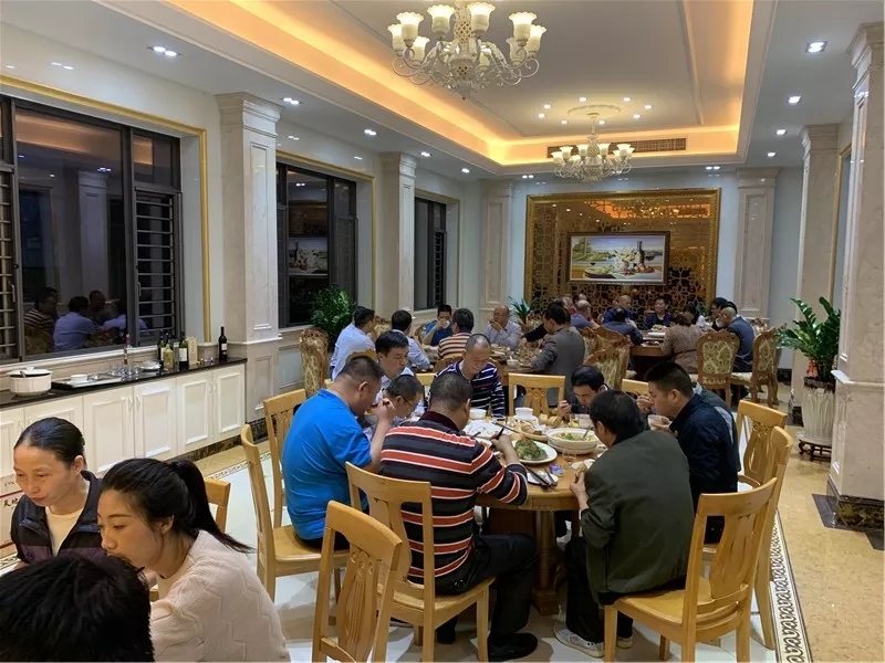 薪火相傳 開廠功勛員工退休隆玻溫情送別